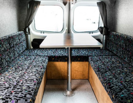 Média réf. 2162 (3/7): Camper Easy Fun (Renault Trafic ou equivalent) : Transport 4 personnes et couchage 2 personnes